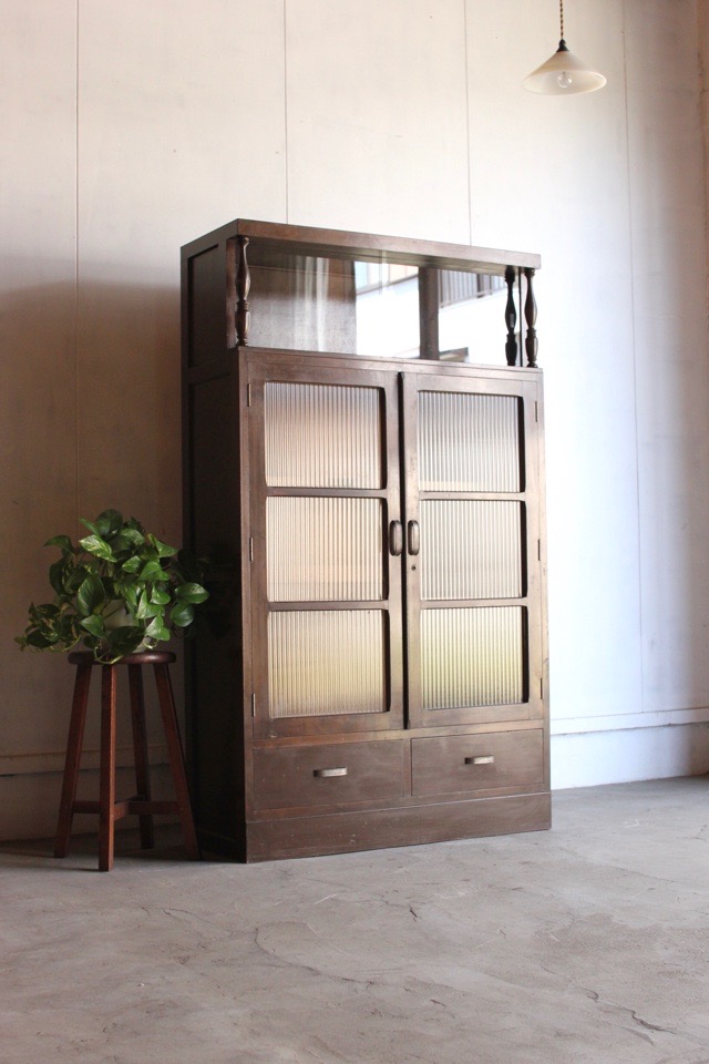 モールガラスの戸棚