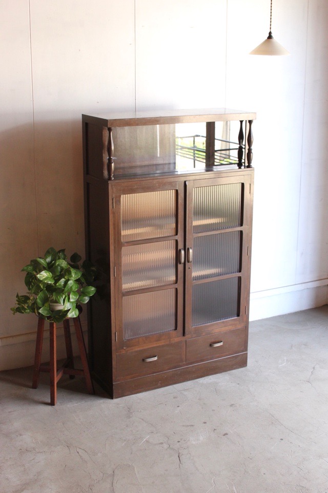 モールガラスの戸棚