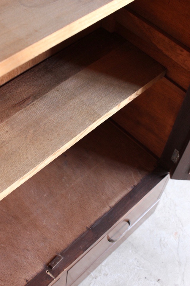 モールガラスの戸棚