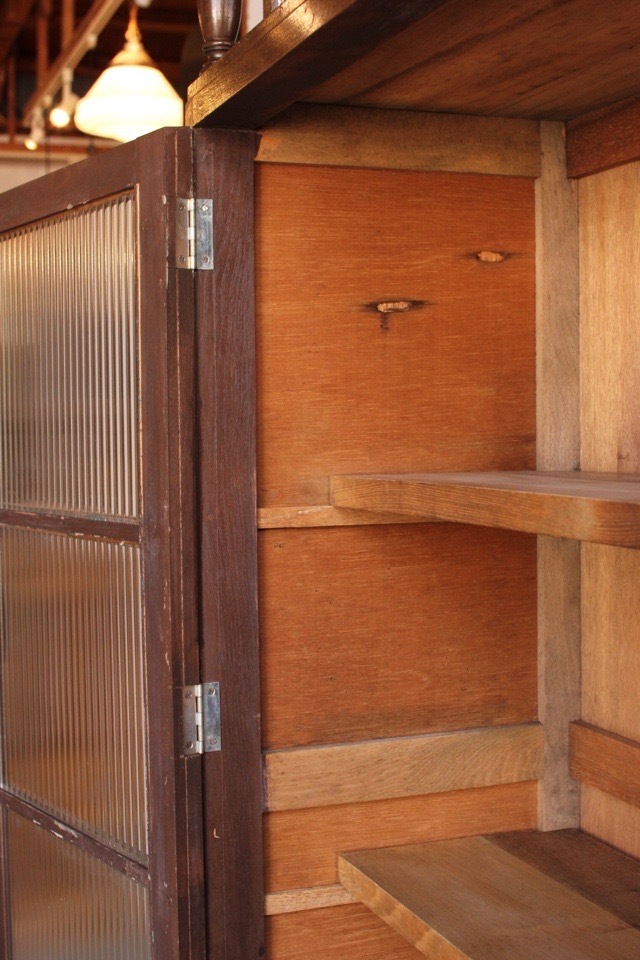 モールガラスの戸棚