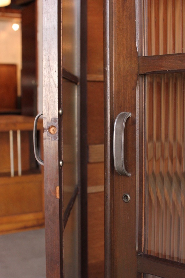 モールガラスの戸棚