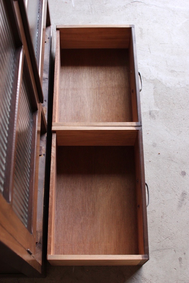 モールガラスの戸棚