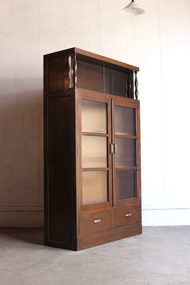 モールガラスの戸棚