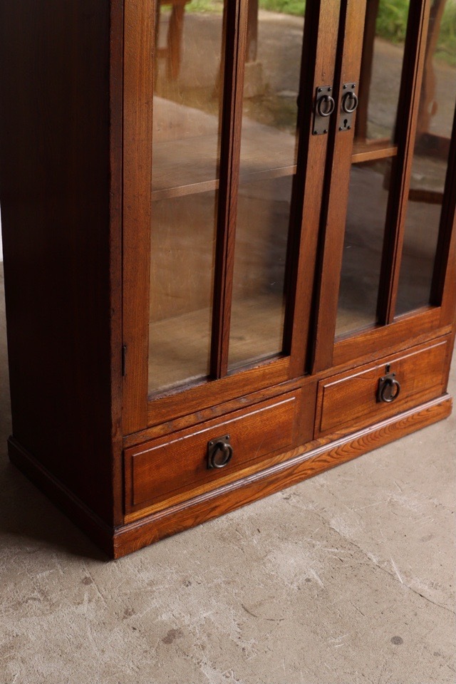 ガラス戸棚