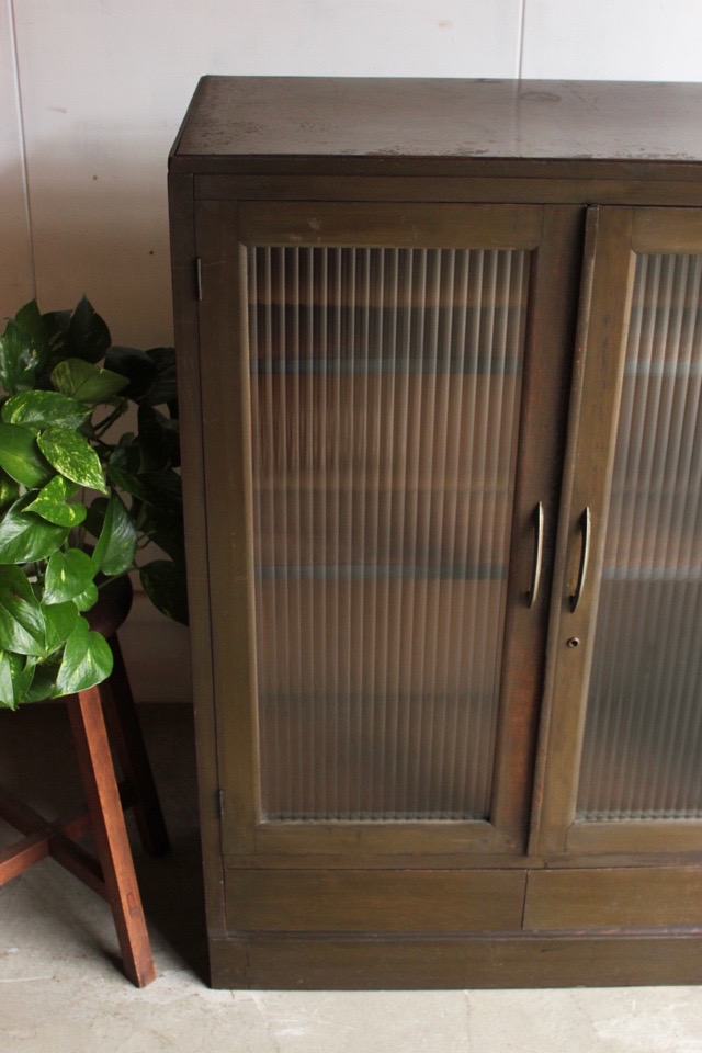 モールガラスの戸棚