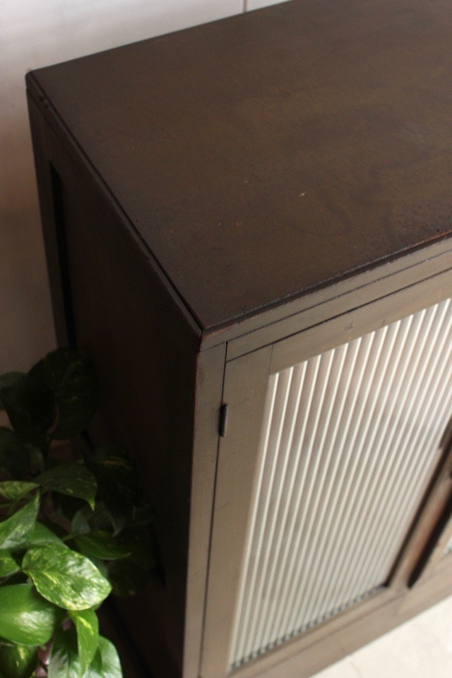 モールガラスの戸棚