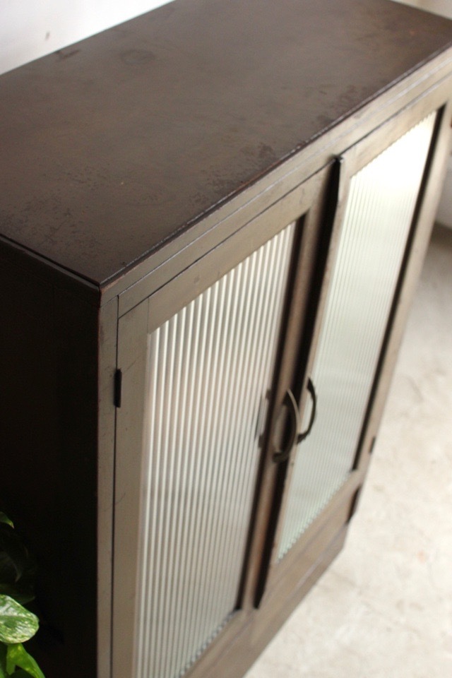 モールガラスの戸棚