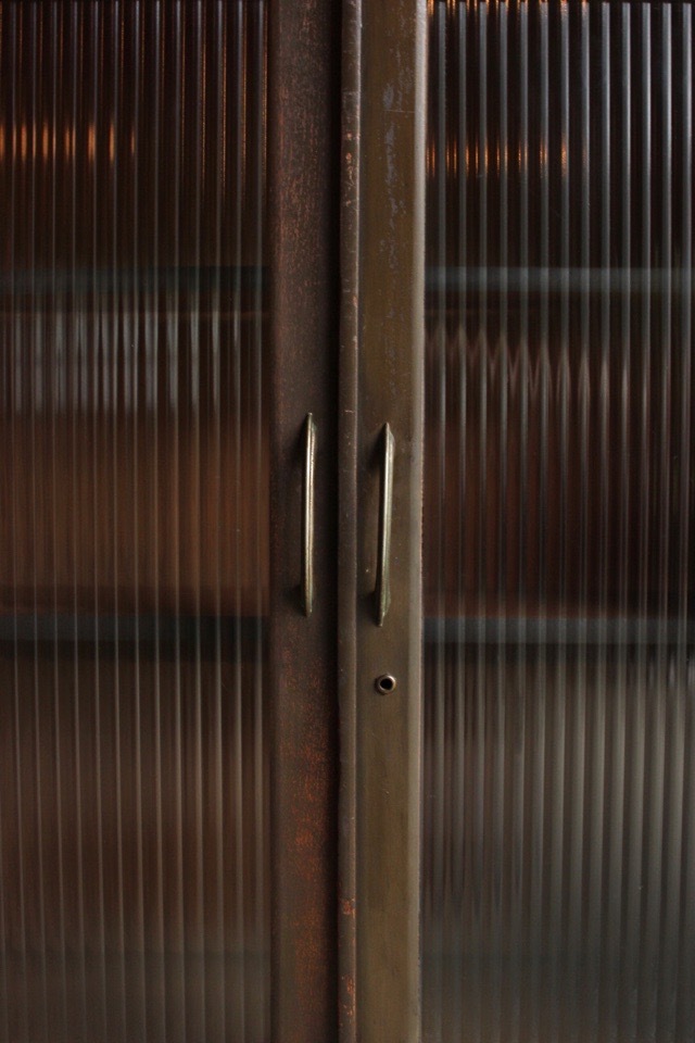 モールガラスの戸棚