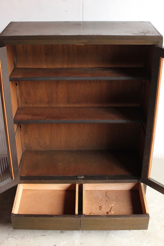 モールガラスの戸棚