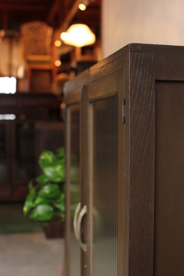 モールガラスの戸棚