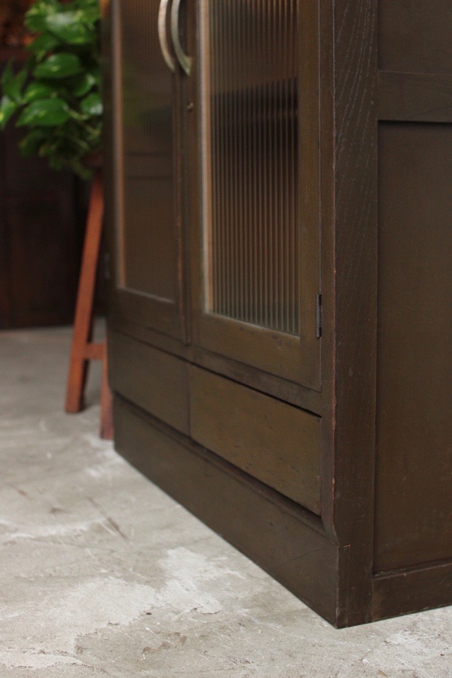 モールガラスの戸棚