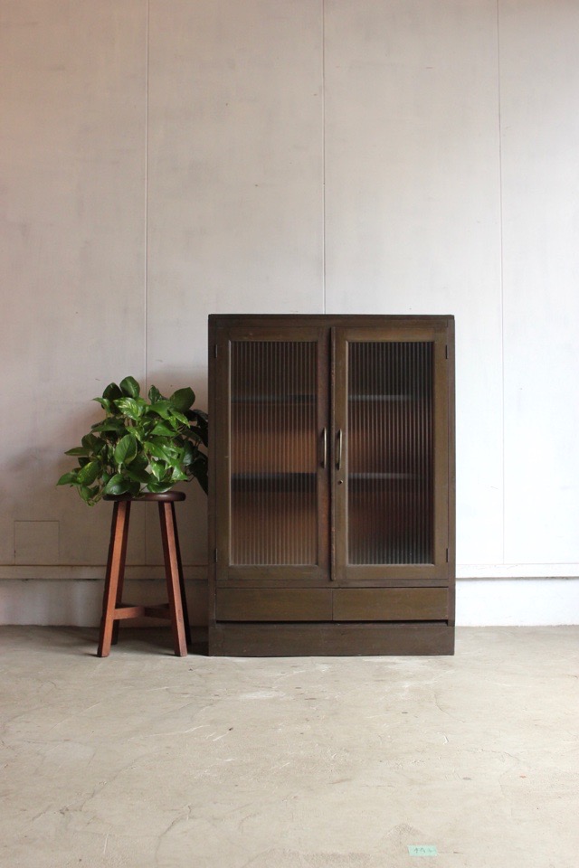 モールガラスの戸棚