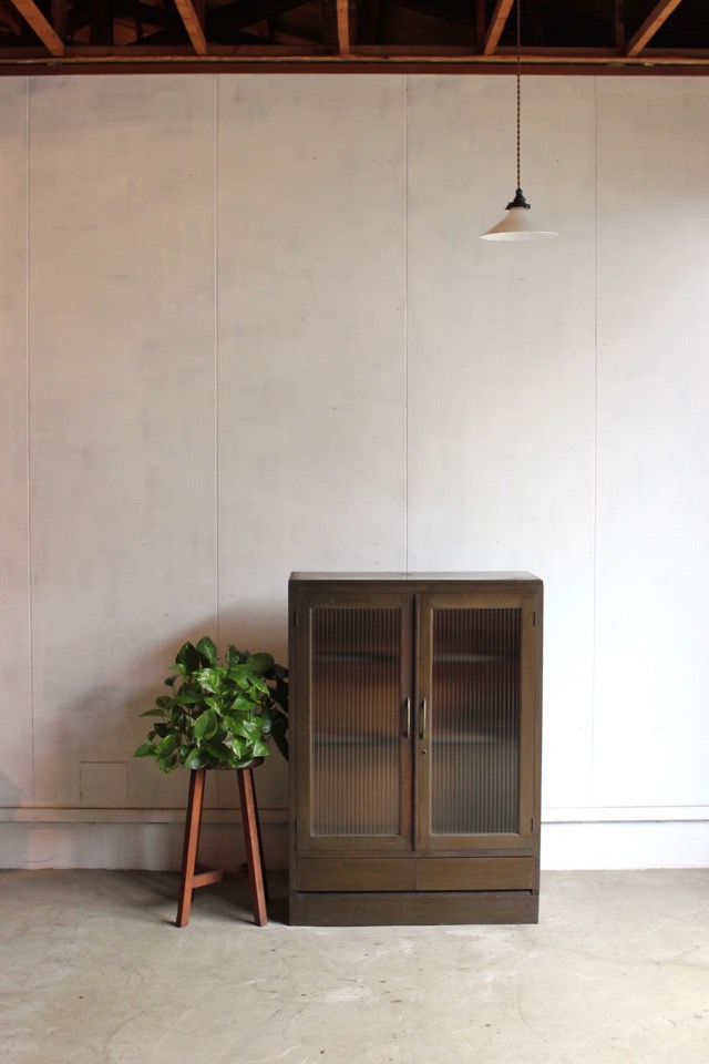 モールガラスの戸棚