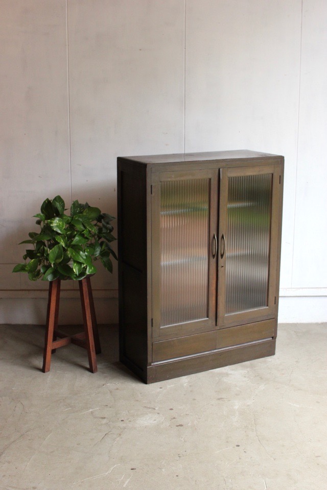 モールガラスの戸棚