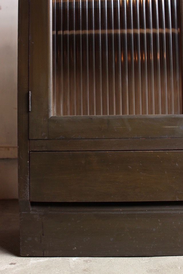 モールガラスの戸棚