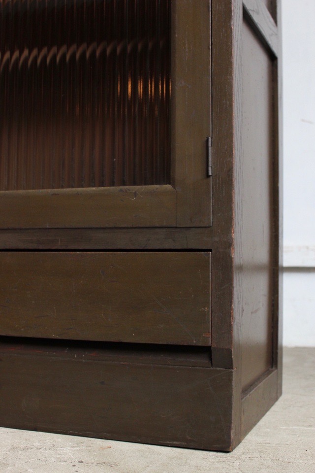 モールガラスの戸棚