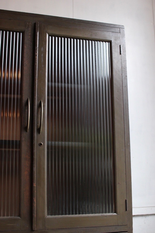 モールガラスの戸棚