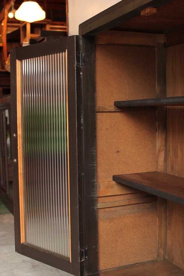 モールガラスの戸棚