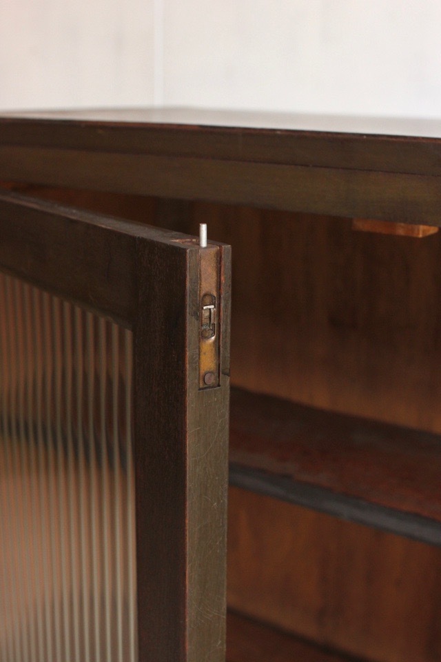 モールガラスの戸棚