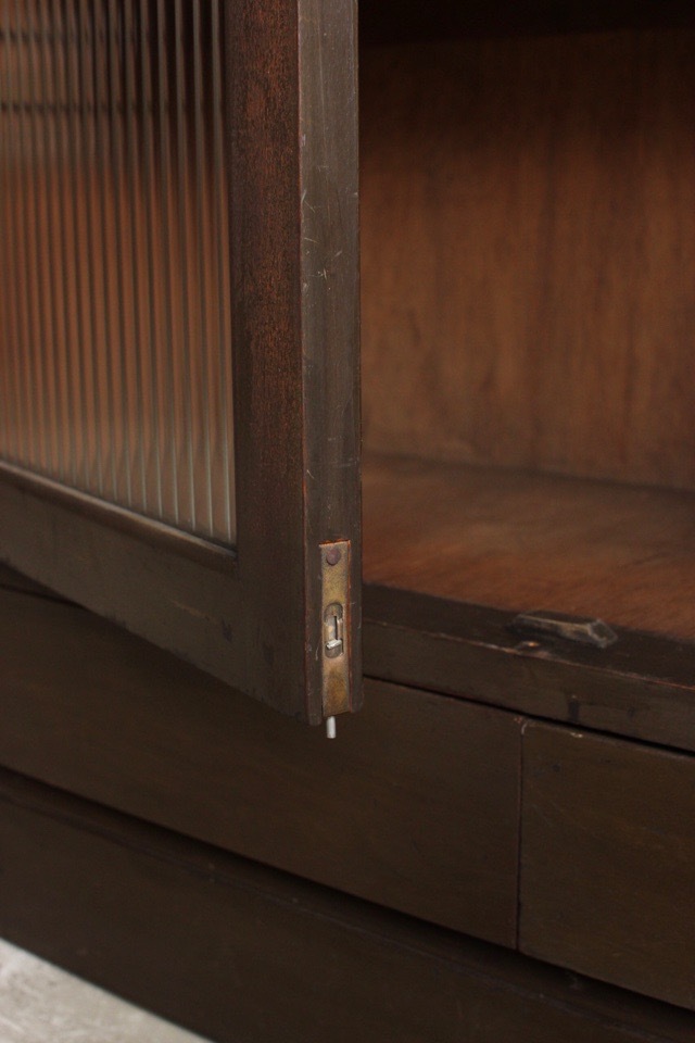 モールガラスの戸棚