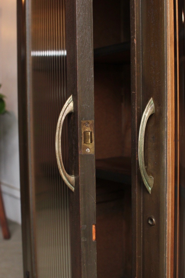 モールガラスの戸棚