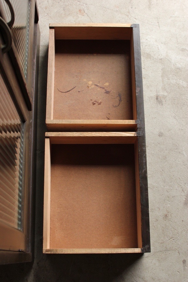 モールガラスの戸棚