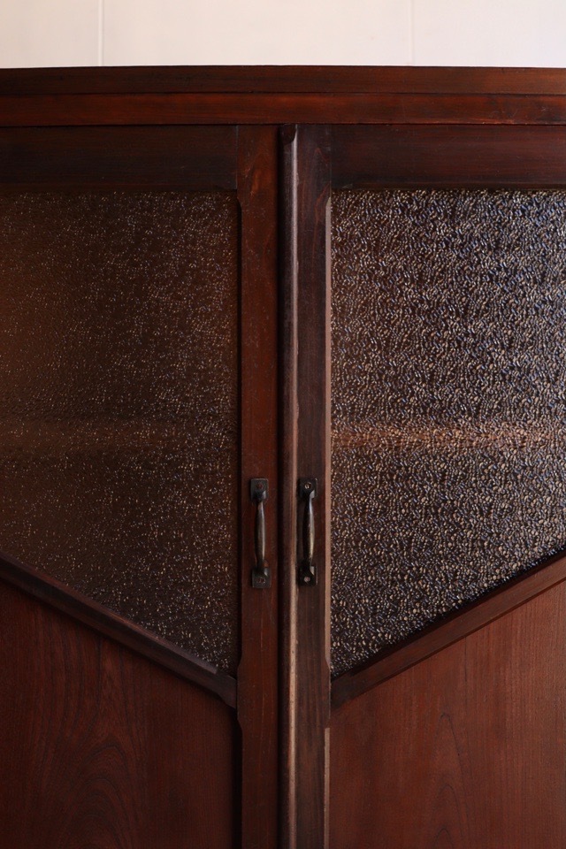 ダイヤガラスの戸棚