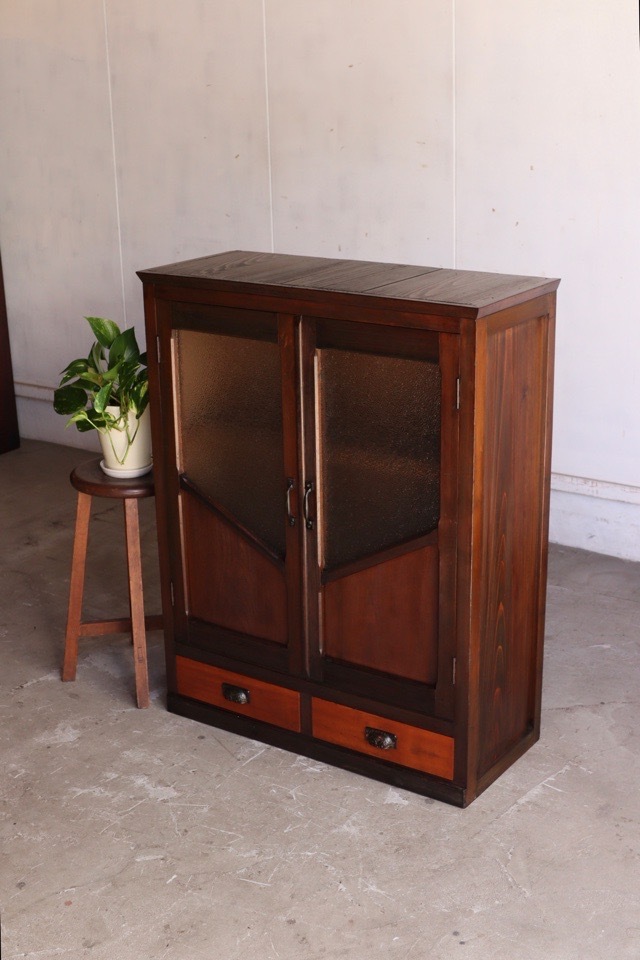 ダイヤガラスの戸棚