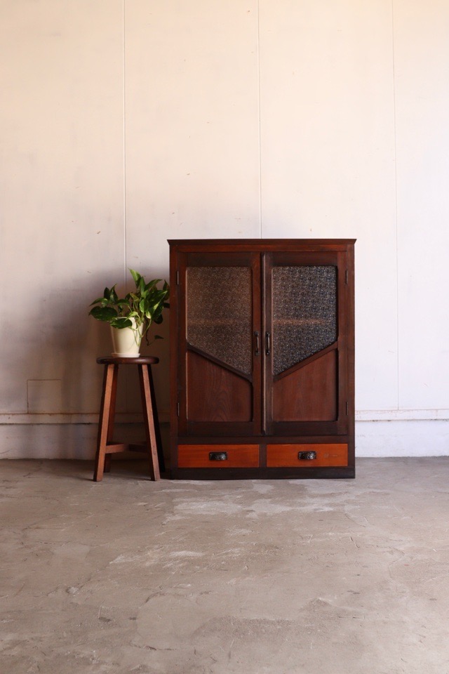 ダイヤガラスの戸棚