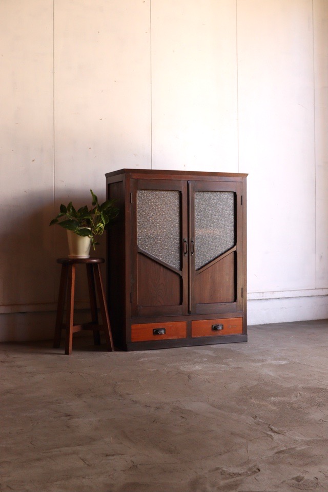 ダイヤガラスの戸棚