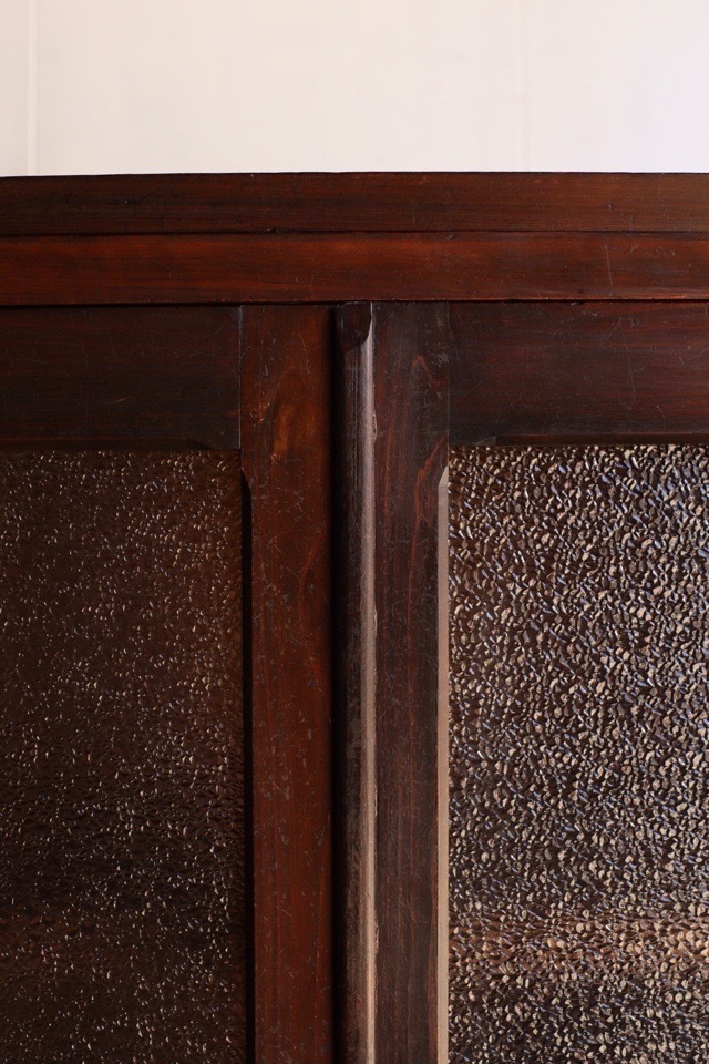 ダイヤガラスの戸棚