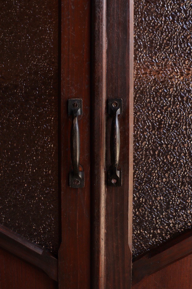 ダイヤガラスの戸棚