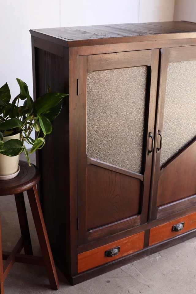 ダイヤガラスの戸棚