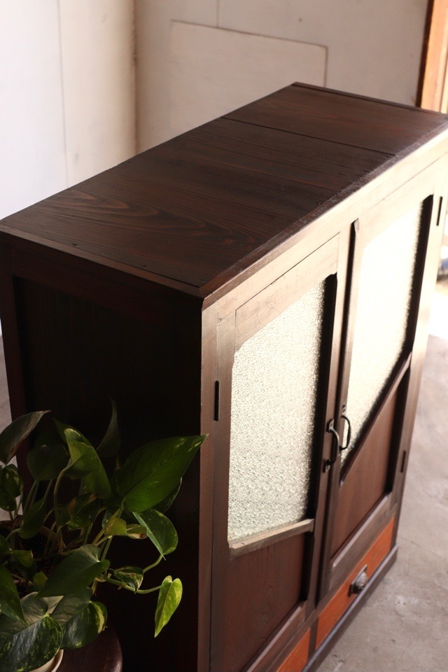 ダイヤガラスの戸棚