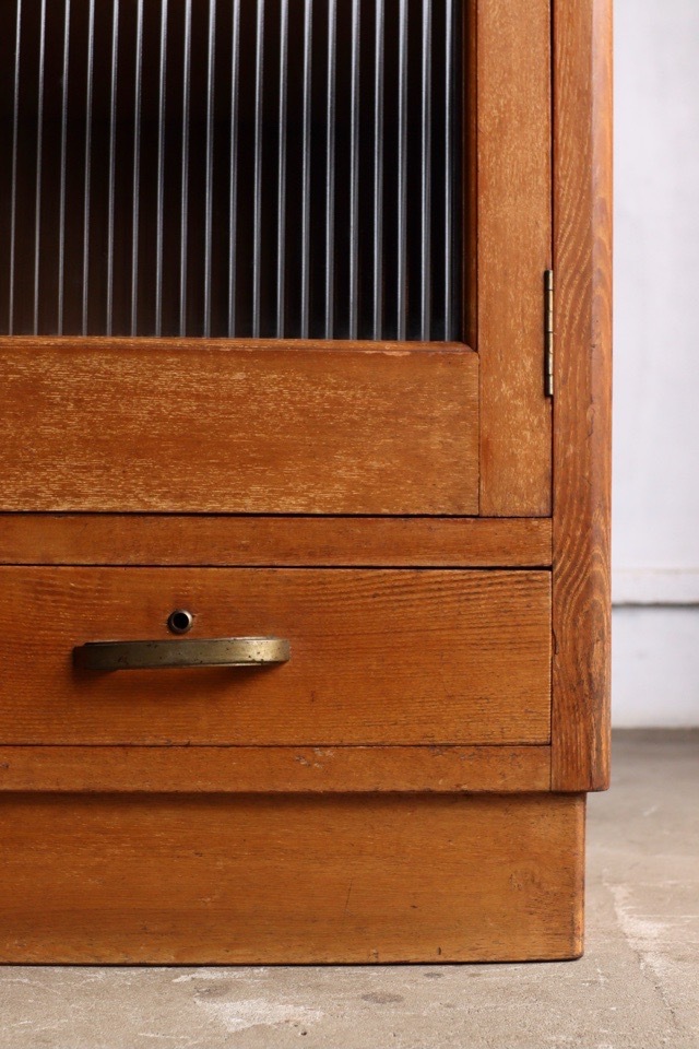 モールガラスの戸棚