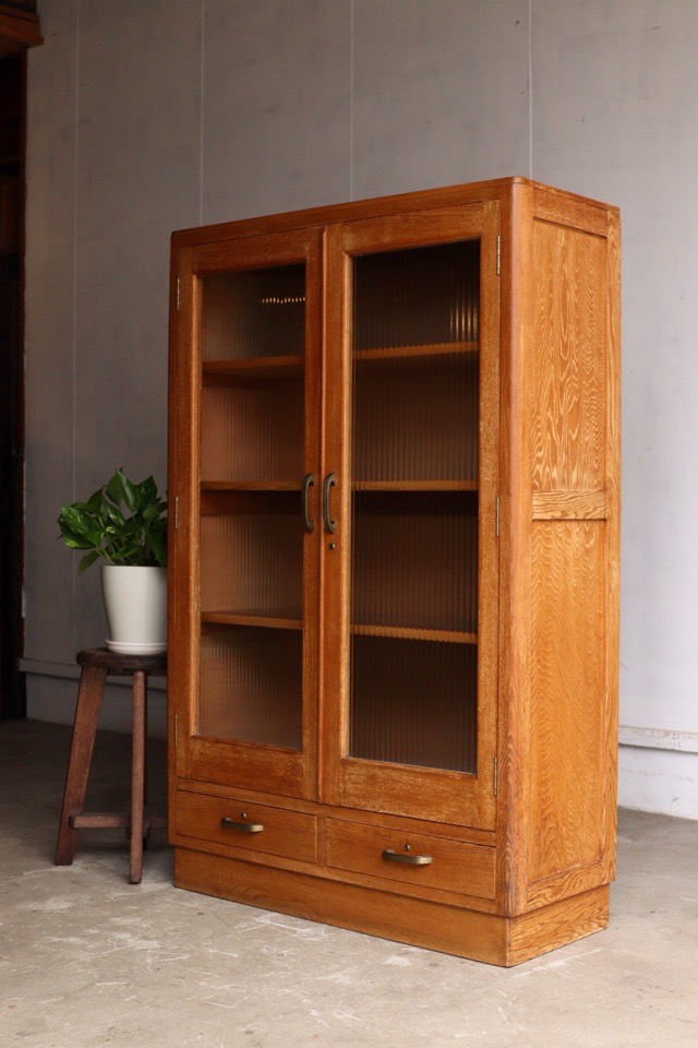 モールガラスの戸棚