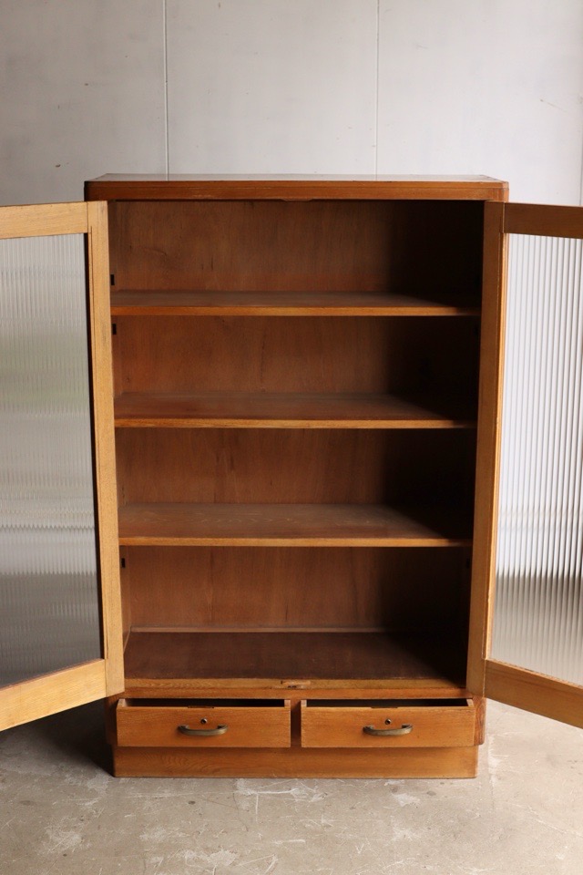 モールガラスの戸棚