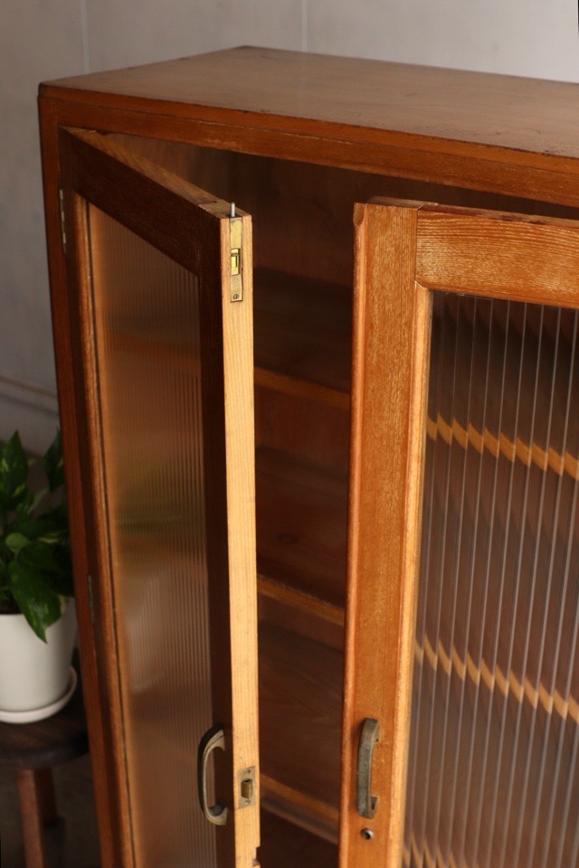 モールガラスの戸棚