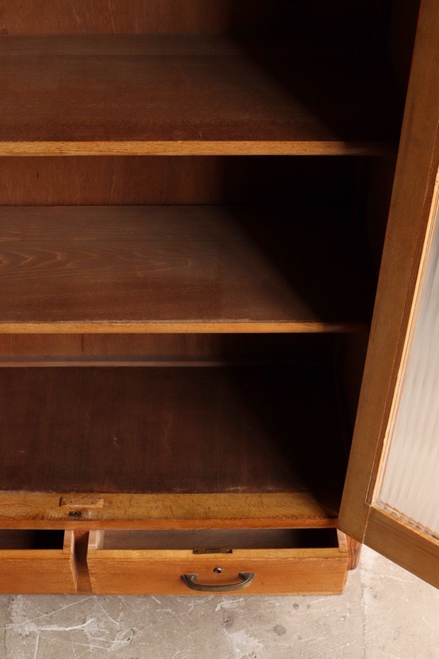 モールガラスの戸棚