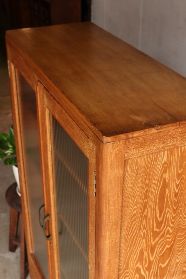 モールガラスの戸棚