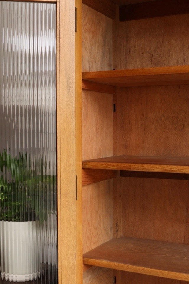 モールガラスの戸棚