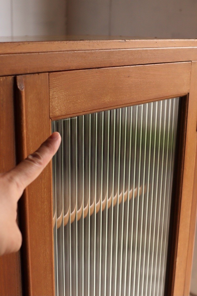 モールガラスの戸棚