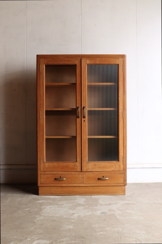 モールガラスの戸棚