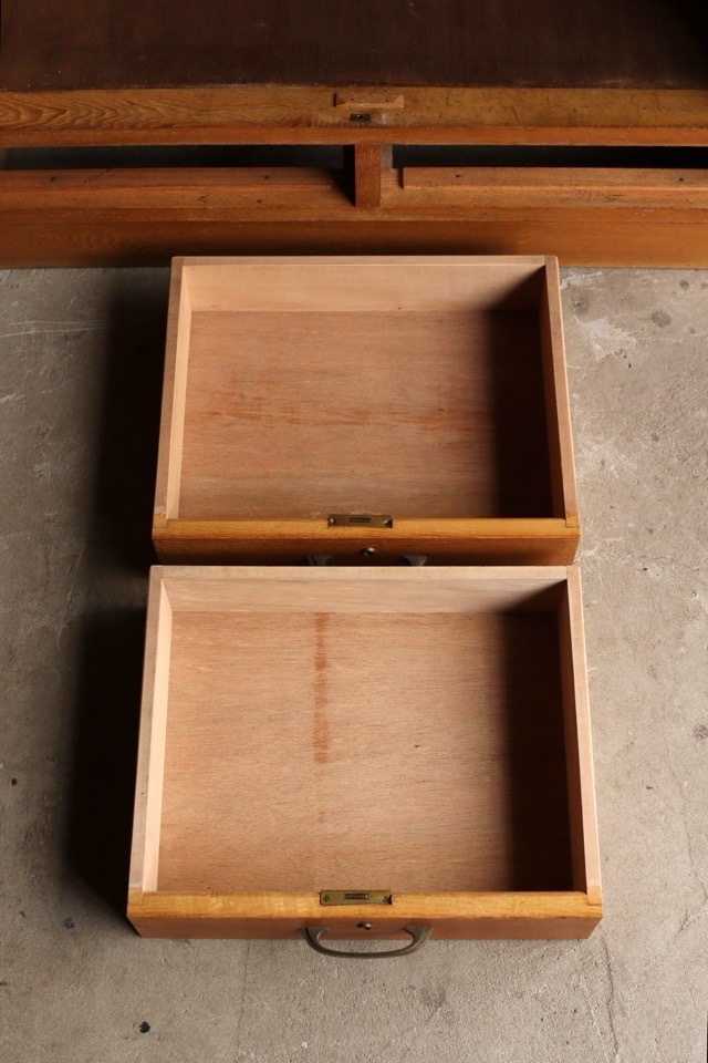 モールガラスの戸棚