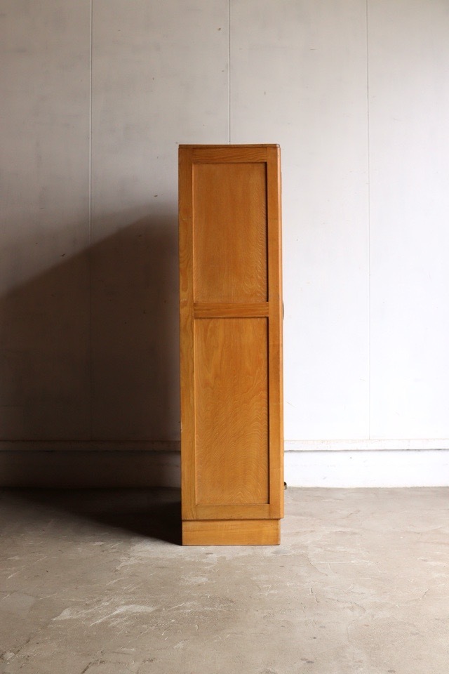 モールガラスの戸棚