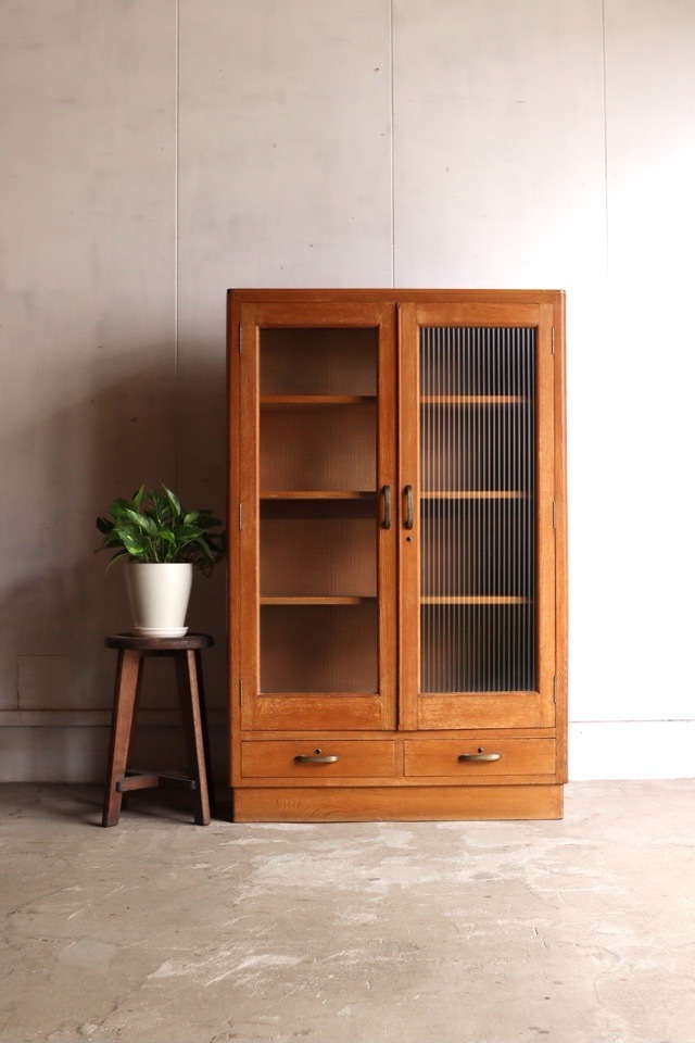 モールガラスの戸棚