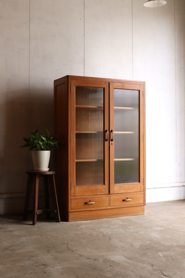 モールガラスの戸棚