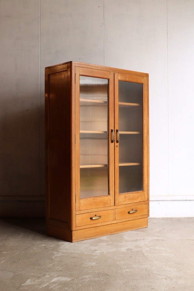 モールガラスの戸棚