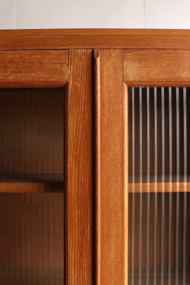 モールガラスの戸棚