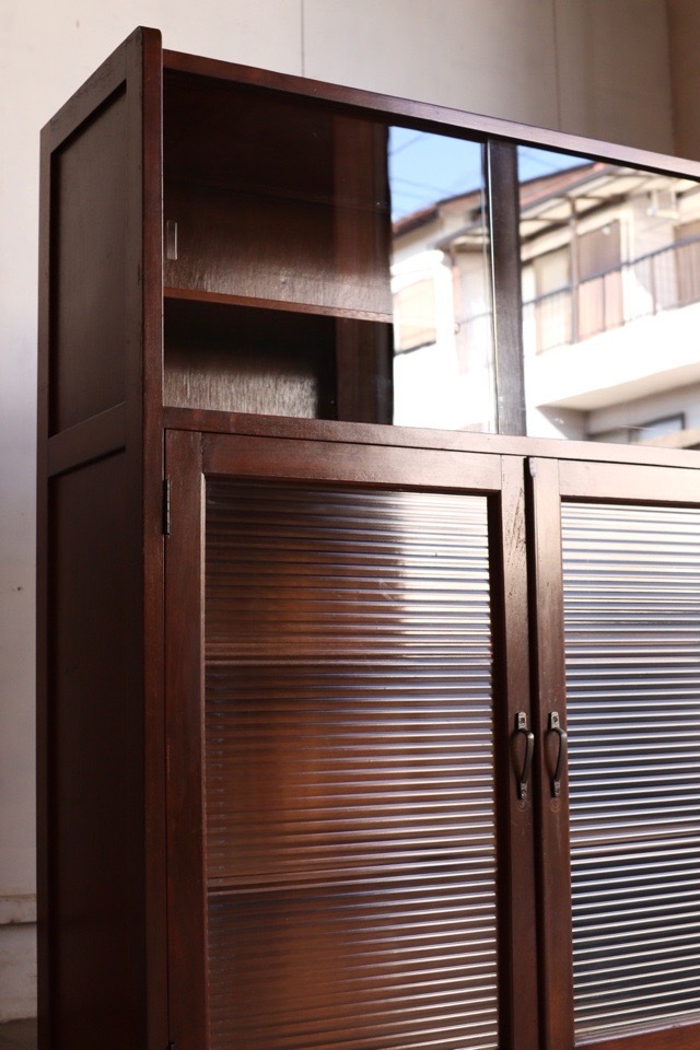 モールガラスの戸棚